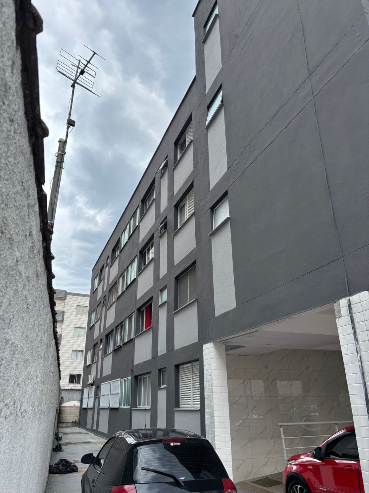 Fachada de edifício residencial após serviço de recuperação e pintura