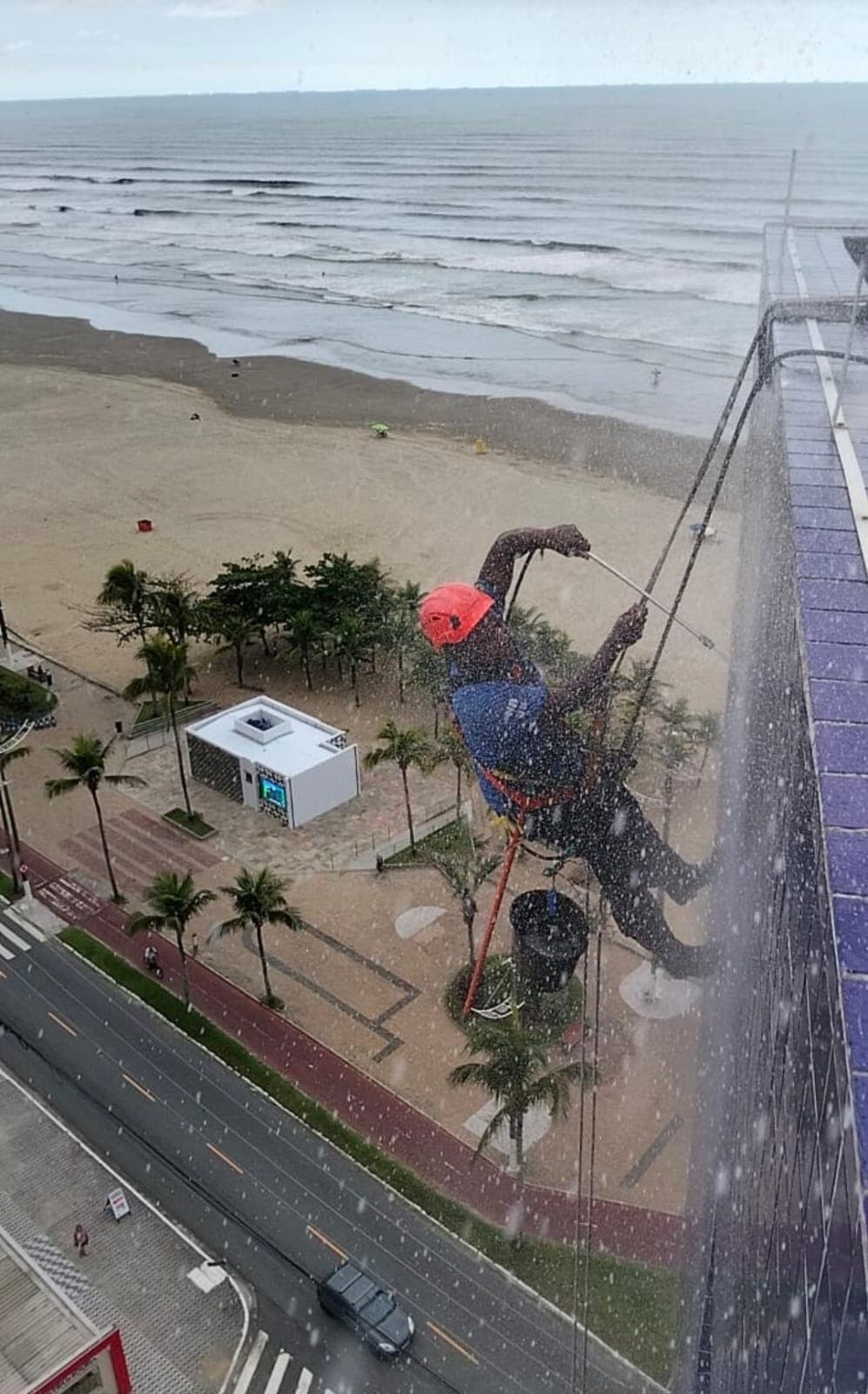 Edifício em área urbana com fachada renovada pelo Grupo Eleva