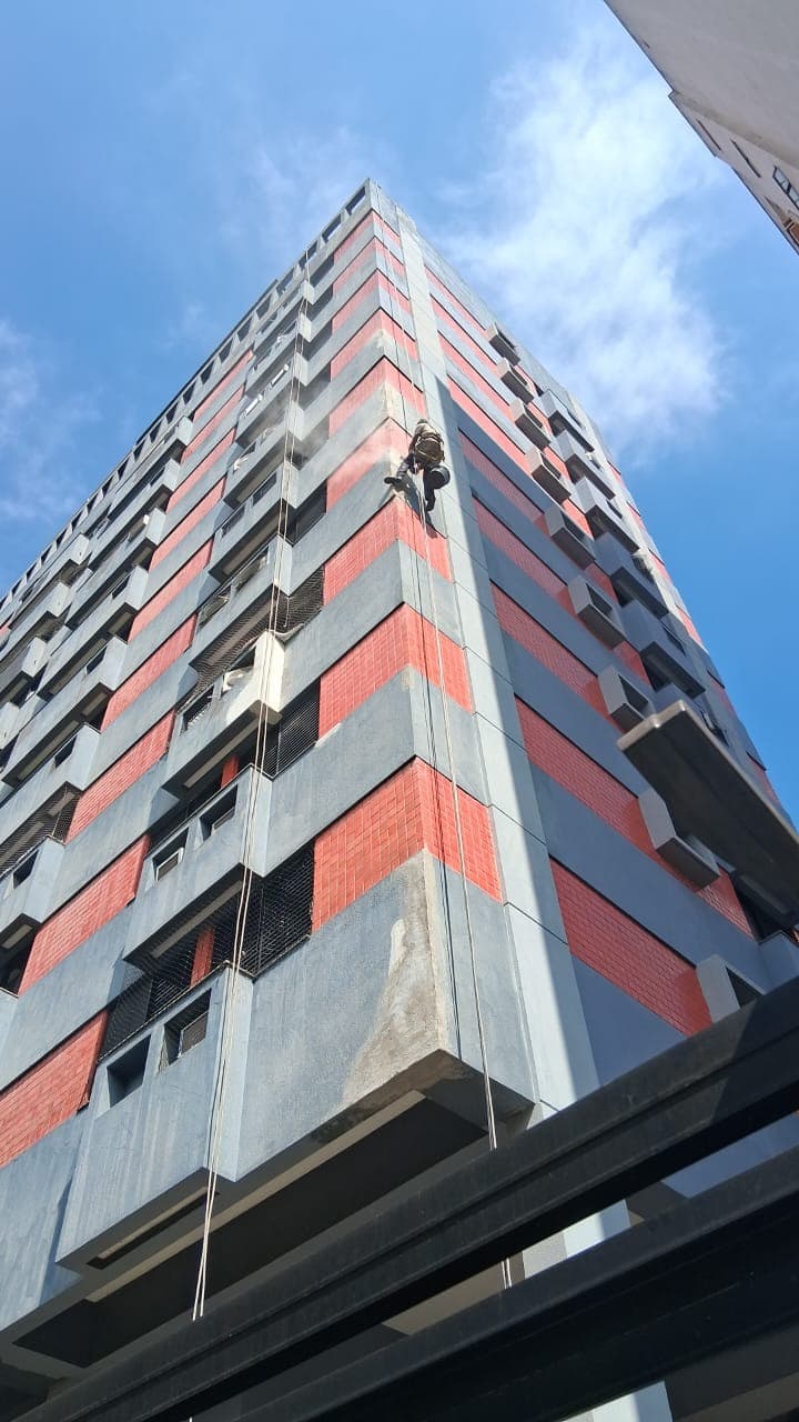 Vista de obra de manutenção predial concluída em edifício de múltiplos pavimentos