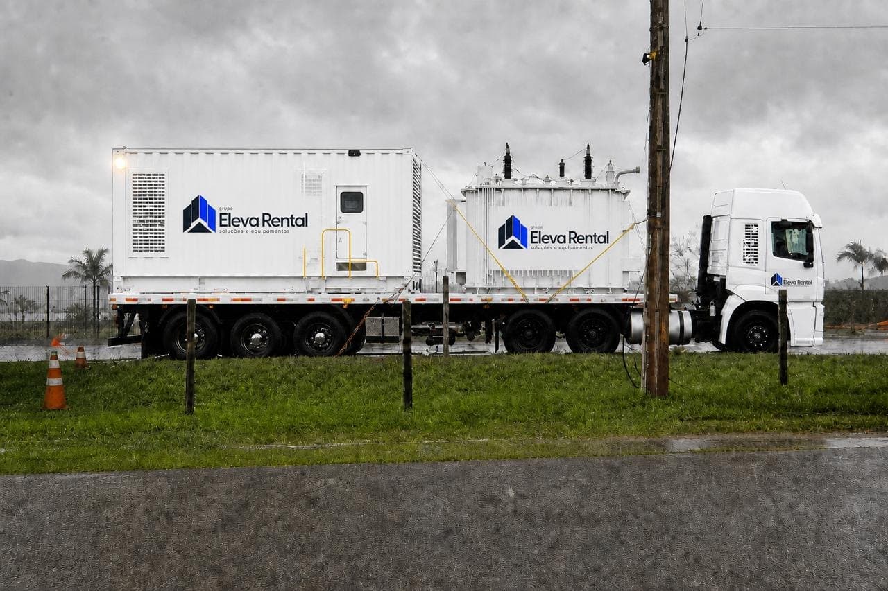 Subestação móvel Grupo Eleva Rental sobre carreta, com transformador e contêiner de comando, em campo